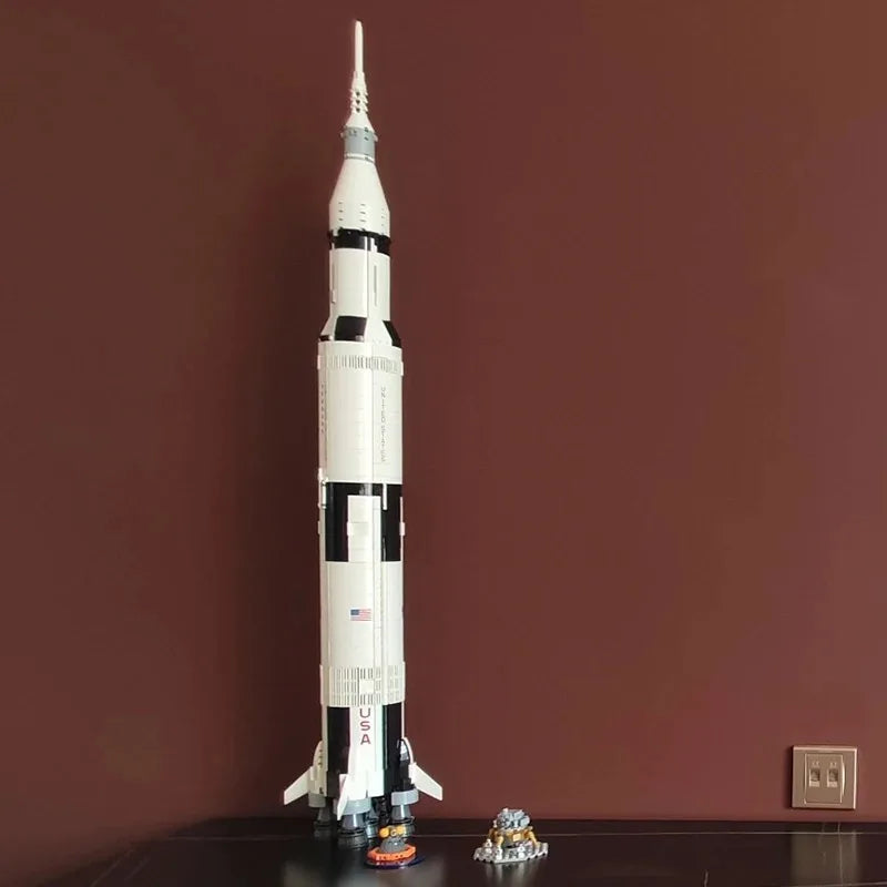 The Apollo Saturn V | 39in/100cm